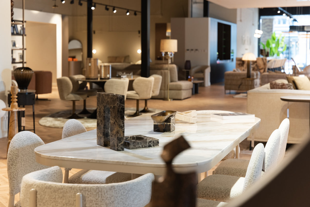 Eettafel met stoelen in de Marendi showroom