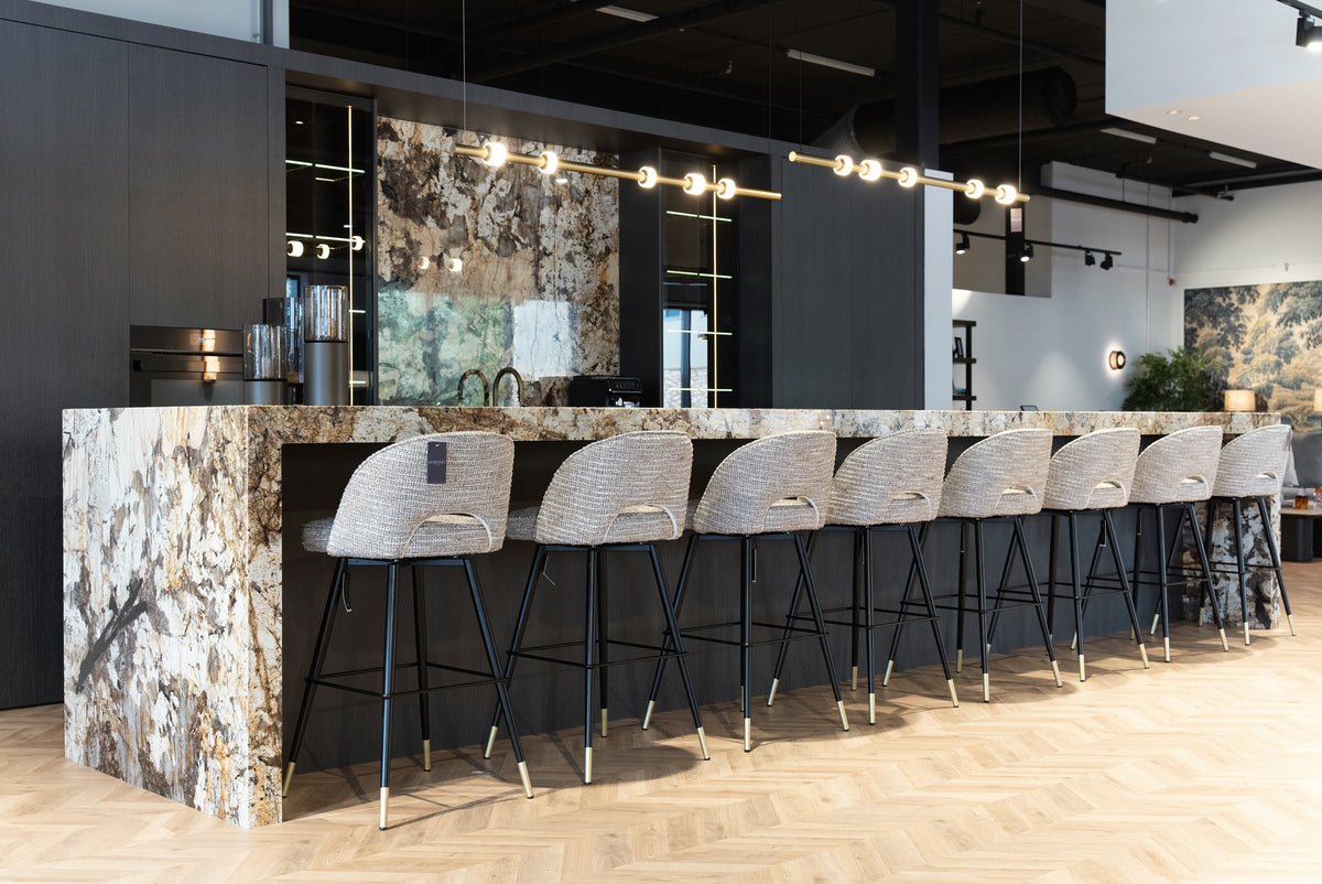 Keuken met natuurstenen eiland in de Marendi showroom