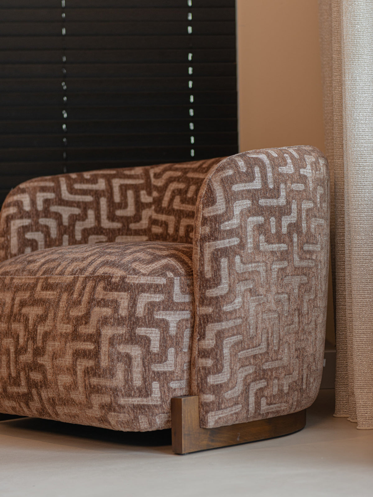 Lounge stoel Hannah brown labyrinth fire retardant