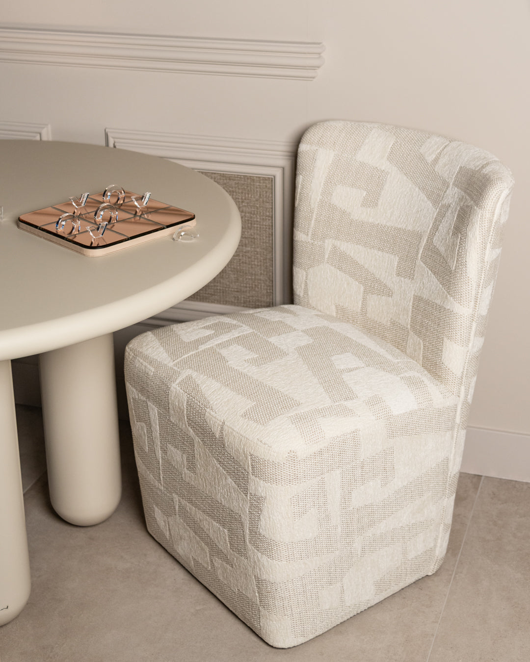 Eetkamerstoel Lorain beige graffic on wheels