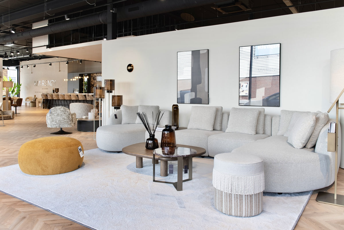 Loungehoek met ronde bank in de Marendi showroom