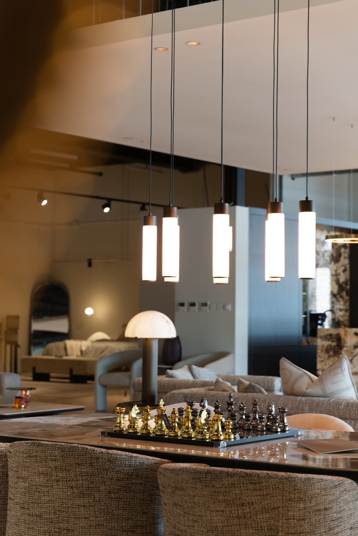 Hanglampen boven een tafel in de Marendi showroom