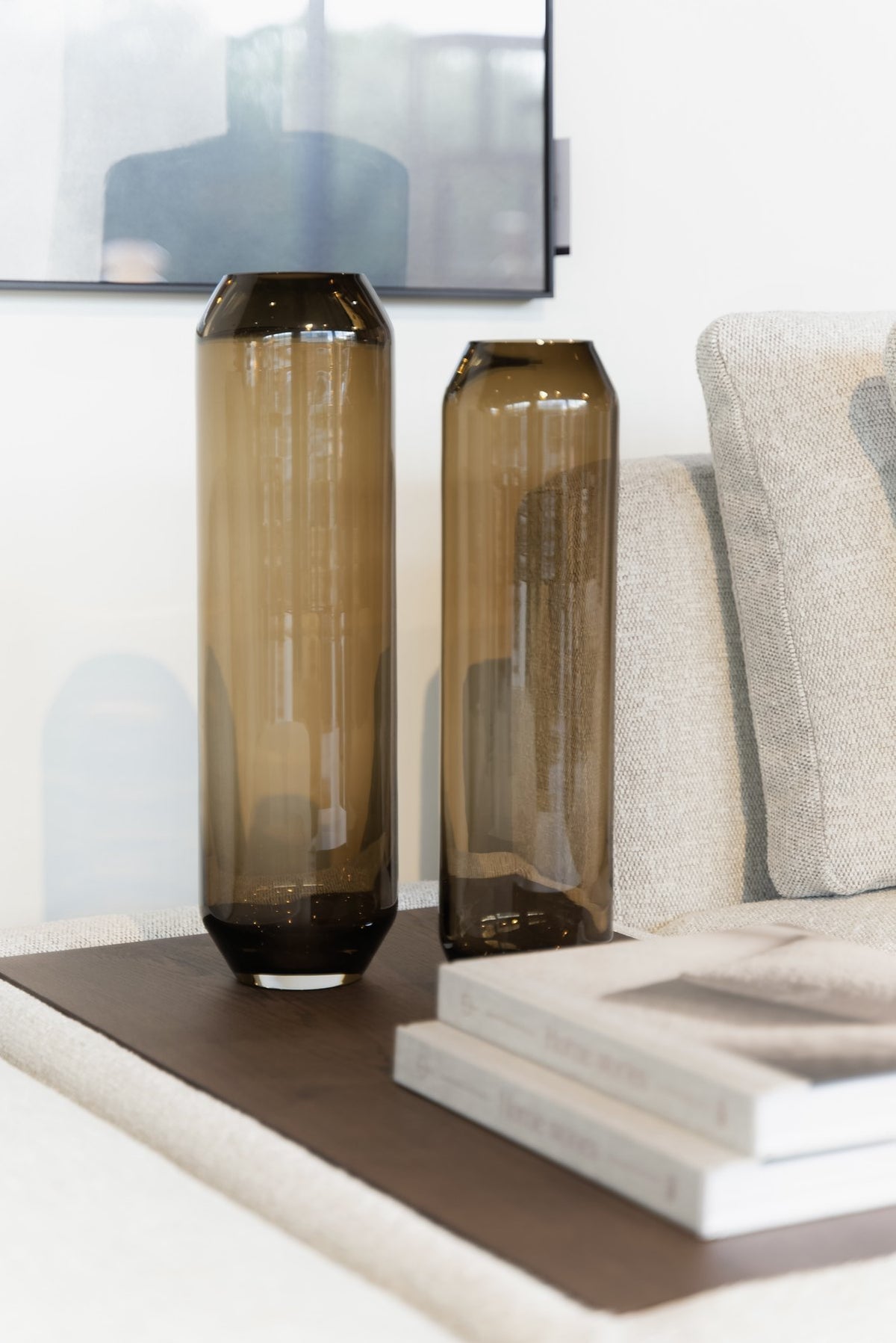 Gestylde vazen op een salontafel in de Marendi showroom